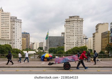 
Brazil, São Paulo, May 19, 2022. Intense Cold In The City Of São Paulo Makes People Bundle Up Enough To Walk Through The City Streets