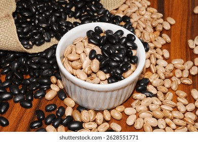 Frijoles brasileños en un ramekin blanco. Comida tradicional.