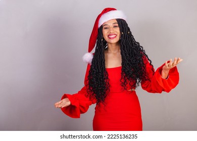 brazilian black woman, wearing christmas clothes, merry christmas, smiling, welcome.