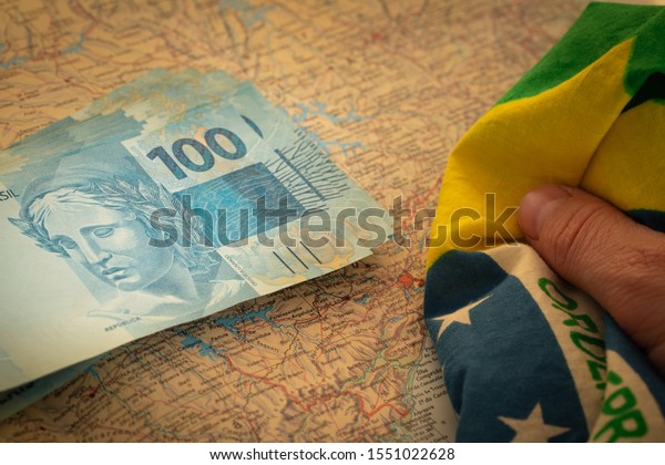 ブラジルのお金 100レアル紙幣 ブラジルの地図と国旗 の写真素材 今すぐ編集