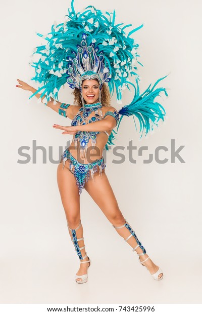 ブラジルのサンバダンサーのポートレートで 青い伝統衣装を着て演奏する の写真素材 今すぐ編集