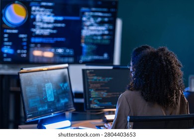 Brazilian technical lead explaining machine learning logic and software architecture design to a colleague in a professional development environment.