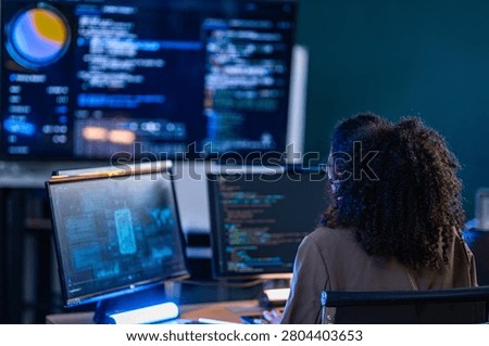 Brazilian technical lead explaining machine learning logic and software architecture design to a colleague in a professional development environment.