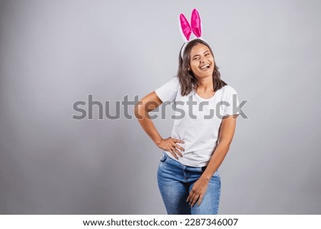 Brazilian woman, with bunny ears, Easter, smiling happily, wow.