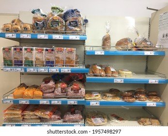 Bread Aisle.toasted Bread,rye,packaged  Bread Hikes.The Interior Of A Modern Grocery Store Showcasing The Bread Aisle With A Variety Of Prepackaged Breads Available.
12,03,2021
 Kocaeli-turkey

Ekmek 