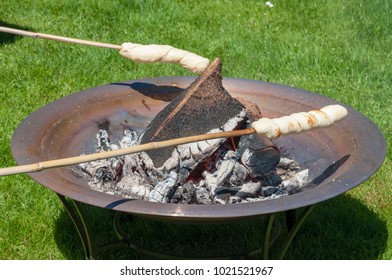 Bread baking over open fire - SnobrÃ¸d