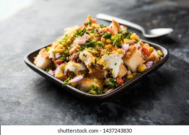 Bread Chaat/chat Is A Yummy Starter/appetizer From India, Served In A Bowl Garnished With Tomato, Sev And Coriander And Masala. Selective Focus