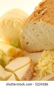 Bread, cheese and grapes