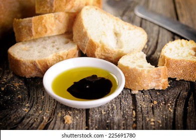 Bread With Olive Oil And Balsamic Vinegar Dip