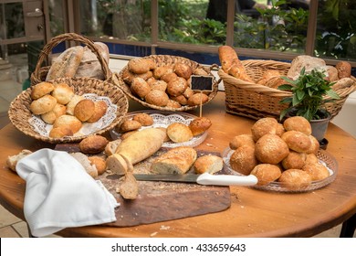 bread on the table spread out in baskets