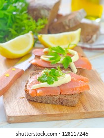 bread with salmon