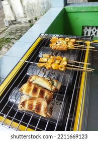 Bread And Sausages That Are Being Burned On The Burnt Stove 