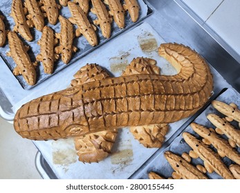 Bread sculpture in the shape of a crocodile 
