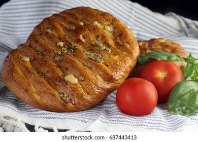 bread with two tomatoes and basil