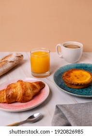 Frühstück mit Kaffee, Croissant, Orangensaft. Kostenloser Kopienraum.