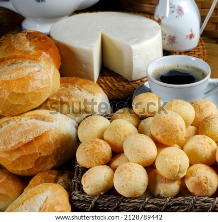 Breakfast with French bread, cheese bread, coffee and Canastra cheese