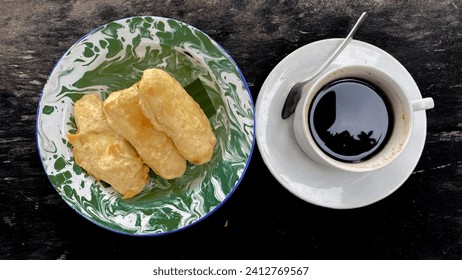 desayuno con banana frita y café negro