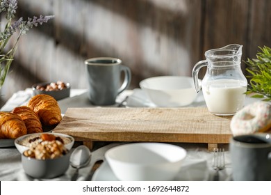 Frühstück auf einem Holztisch im Licht der Morgensonne an einem schönen Urlaubstag