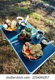 Breakfast outside with the picnictable. During camping