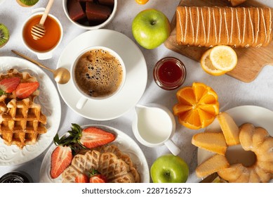 Breakfast served with coffee, orange juice, egg, rolls and honey. Balanced diet. breakfast buffet