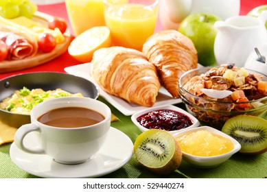 Breakfast served with coffee, orange juice, egg, rolls and honey. Balanced diet.