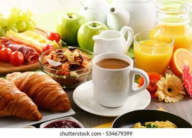 Breakfast served with coffee, orange juice, egg, rolls and honey. Balanced diet.