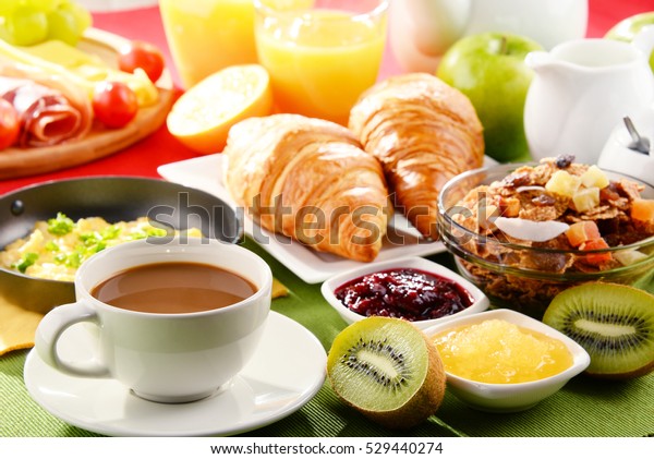 朝食にコーヒー オレンジジュース 卵 ロール 蜂蜜を添える バランスの取れた食事 の写真素材 今すぐ編集