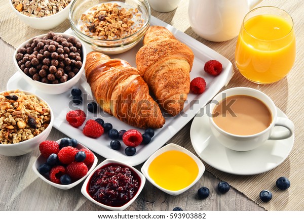 朝食にコーヒー オレンジジュース クロワッサン 穀類 果物を添える バランスの取れた食事 の写真素材 今すぐ編集