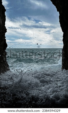 breaking wave on the cave 2