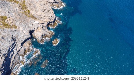 Impresionante vista Aéreas de los acantilados rocosos que se encuentran con las vibrantes aguas turquesas del mar Mediterráneo en la manga del mar menor, un destino de verano impresionante