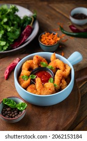 Breded onion rings with souce
