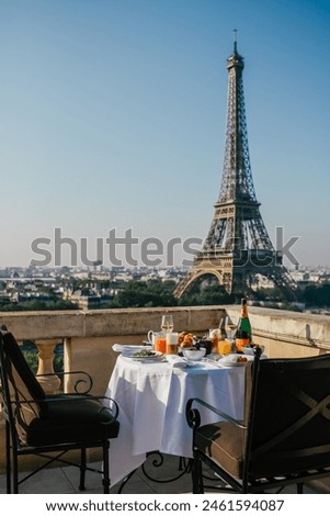 Brekfast with an Eiffel Tower view
