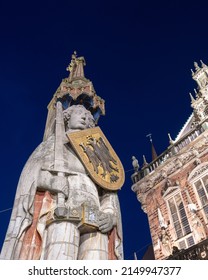 Bremen, Germany, 03.12.2022, Bremer Roland On Market Square At Weser River