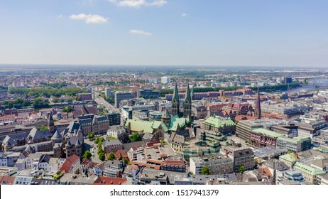 Bremen, Deutschland. Der historische Teil von Bremen, die Altstadt. Bremer Kathedrale ( St. Petri Dom Bremen ). Ansicht im Flug, Luftsicht  