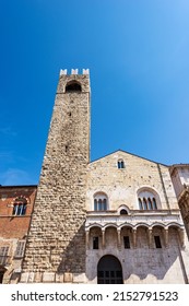 Brescia. Medieval Broletto Palace (Palazzo Broletto), XII-XXI century, with the ancient tower (Torre del Popolo o del Pegol) and the Loggia of Cries (Loggia delle Grida). Lombardy, Italy, Europe.