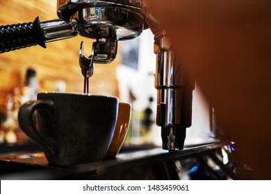 Brasser le café expresso de la machine