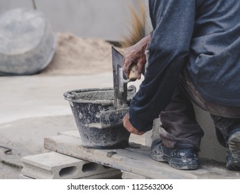 The bricklayer labor during construction
