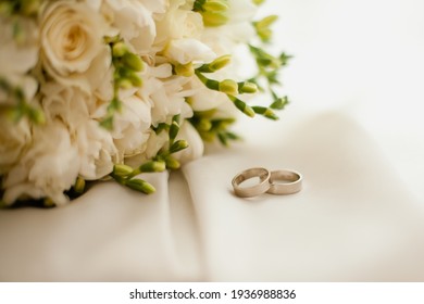 Bridal bouquet and wedding rings 