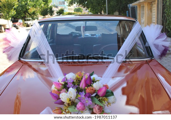 bridal car. Classic\
wedding car Wedding flowers bouquet tied on the wedding car.\
Wedding car decoration. 
