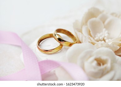Brautblumen und Hochzeitsringe