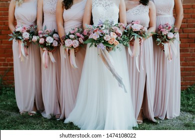 bride and bridesmaid flower bouquets