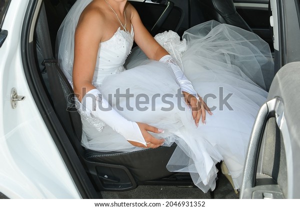 bride\
entering the car before the wedding\
ceremony