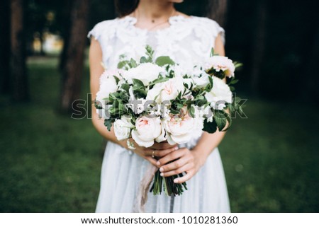Bride face off with weddingflowers