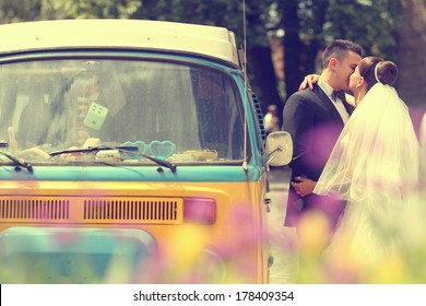 4,119 Black wedding car and bride Images, Stock Photos & Vectors ...