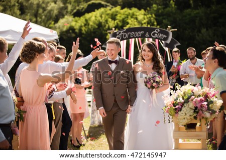 Bride Groom After Wedding Ceremony Guests Stockfoto Jetzt