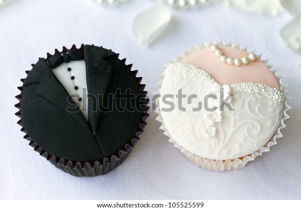 Bride and groom
cupcakes