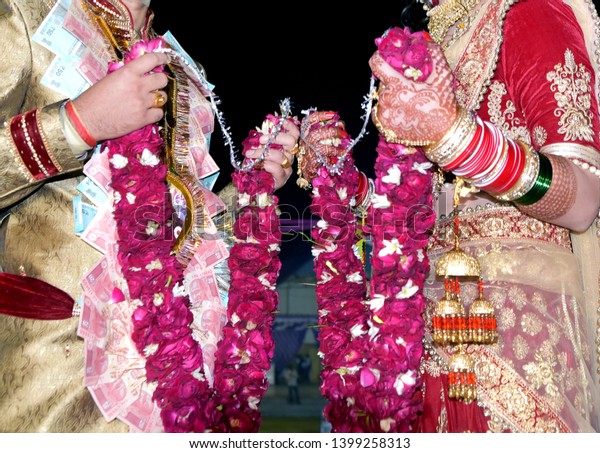 Bride Groom Indian Wedding Garlands Jaimala Royalty Free Stock Image