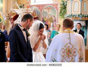 Bride Groom Leaving Church During Wedding Stock Photo 400823320 ...