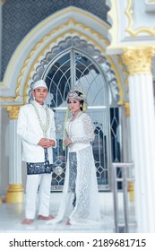 The Bride And Groom Wear Simple And Elegant White Javanese Traditional Clothes, Indonesia August 3, 2022