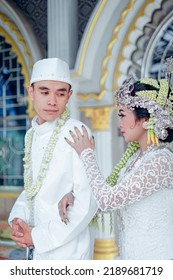 The Bride And Groom Wear Simple And Elegant White Javanese Traditional Clothes, Indonesia August 3, 2022